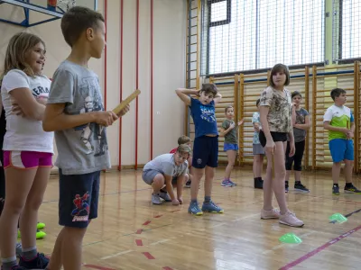 - učenici, &scaron;portna vzgoja, telovadnica, telovadba- Prekmurje - dvojezična Osnovna &scaron;ola O&Scaron; Prosenjakovci ob meji z Madžarsko v Občini Moravske Toplice -- 13.12.2018 &ndash; LJUDJE OB MEJI s Hrva&scaron;ko, Madžarsko in Avstrijo - obmejni prebivalci - //FOTO: Matjaž Ru&scaron;t