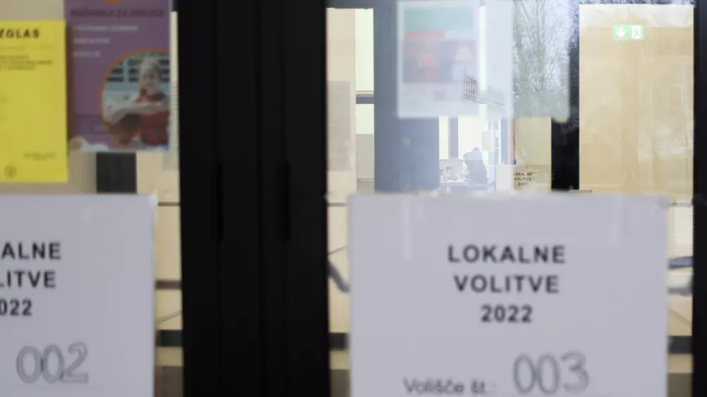 - &Scaron;portna dvorana Menge&scaron;- 04.12.2022 - Lokalne volitve 2022 - drugi krog - volitve župana //FOTO: Bojan Veliknja