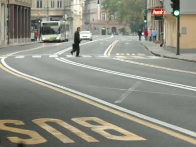 Dan brez avtomobila, prazna Slovenska cesta, avtobusno postajali&scaron;če, //FOTO: Luka CjuhaOPOMBA: ZA OBJAVO V SOBOTNI PRILOGI - REPORTAŽA