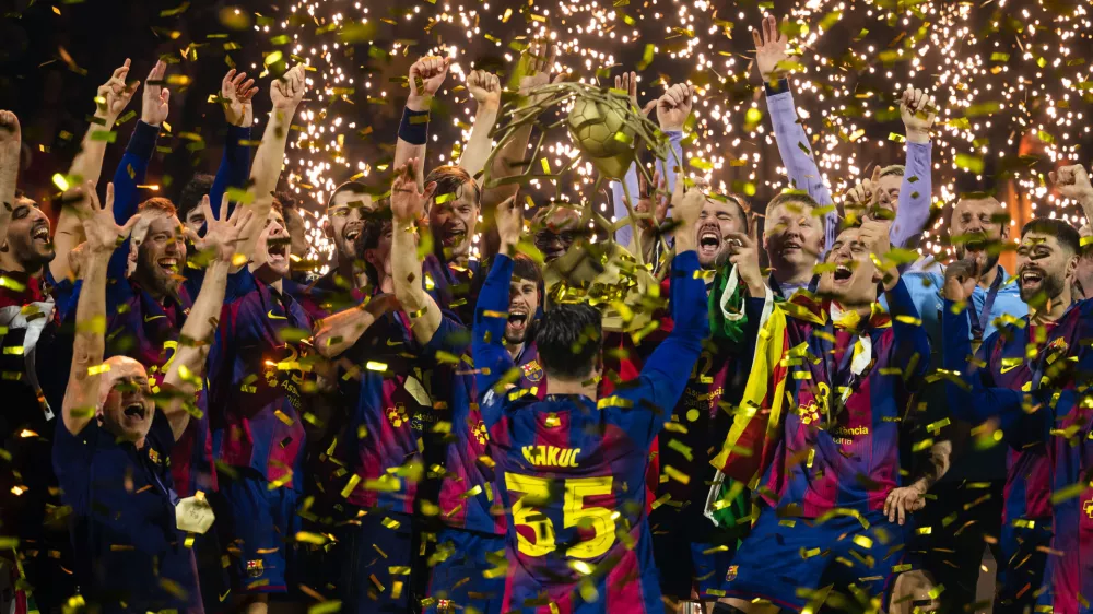 Barcelona players celebrate winning the men's handball Champions League final match between F&uuml;chse Berlin and FC Barcelona in Cologne, Germany, Sunday June 14, 2026. (Marius Becker/dpa via AP)