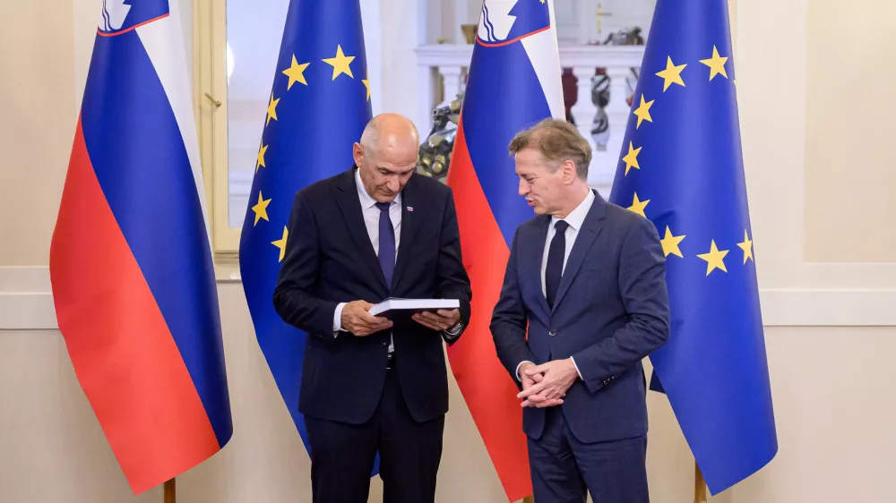 Ljubljana, vlada.Izjava za medije odhajajocega in novega predsednika vlade Roberta Goloba ter Janeza Janse.