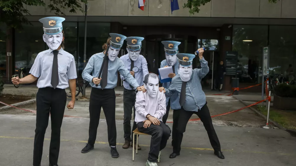 Janez Jan&scaron;a - maska15.6.2026 - Protestna akcija - Prva javna preiskava politične policije. Podpis proti politični policijiFoto: Luka Cjuha