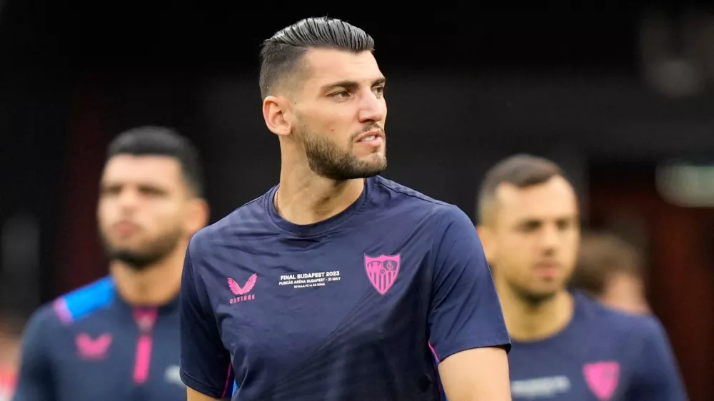FILE - Sevilla's Rafa Mir arrives for a training session at the Puskas Arena in Budapest, Hungary, May 30, 2023. (AP Photo/Darko Bandic, File)