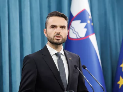 Ljubljana, vlada.Novinarska konferenca po posvetu vodij parlamentarnih strank, ki ga je gostil predsednik vlade Robert Golob.Predsednik poslanske skupine NSi Matej Tonin.