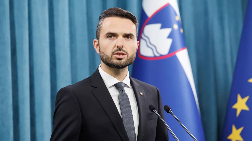 Ljubljana, vlada.Novinarska konferenca po posvetu vodij parlamentarnih strank, ki ga je gostil predsednik vlade Robert Golob.Predsednik poslanske skupine NSi Matej Tonin.