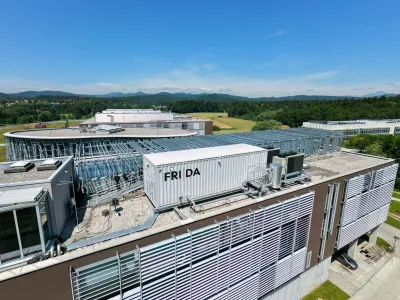 Na Fakulteti za računalni&scaron;tvo in informatiko Univerze v Ljubljani (FRI UL) so danes, 16. junija, zagnali visoko zmogljiv podatkovni center FRIDA, novo superračunalni&scaron;ko infrastrukturo za raziskovalno-razvojna sodelovanja.
