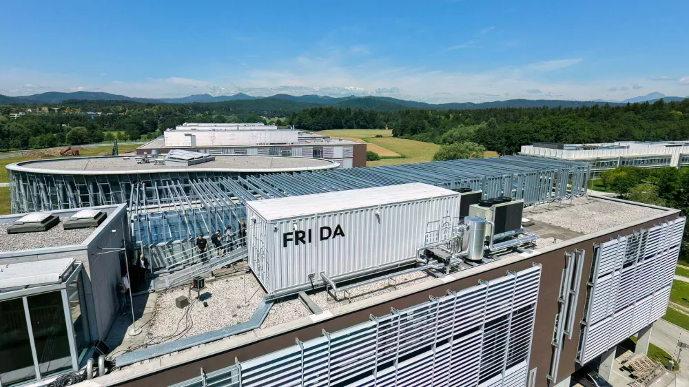 Na Fakulteti za računalni&scaron;tvo in informatiko Univerze v Ljubljani (FRI UL) so danes, 16. junija, zagnali visoko zmogljiv podatkovni center FRIDA, novo superračunalni&scaron;ko infrastrukturo za raziskovalno-razvojna sodelovanja.
