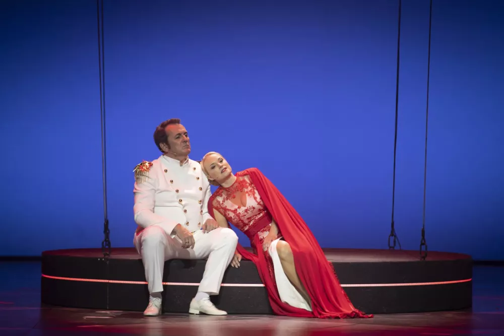 Po uspehu na mariborskem odru se muzikal Evita seli v Križanke na Ljubljana Festival. V naslovni vlogi nastopa Sabina Cvilak, njenega moža Juana Per&oacute;na pa bo upodobil Mike Sterling. F arhiv festivala