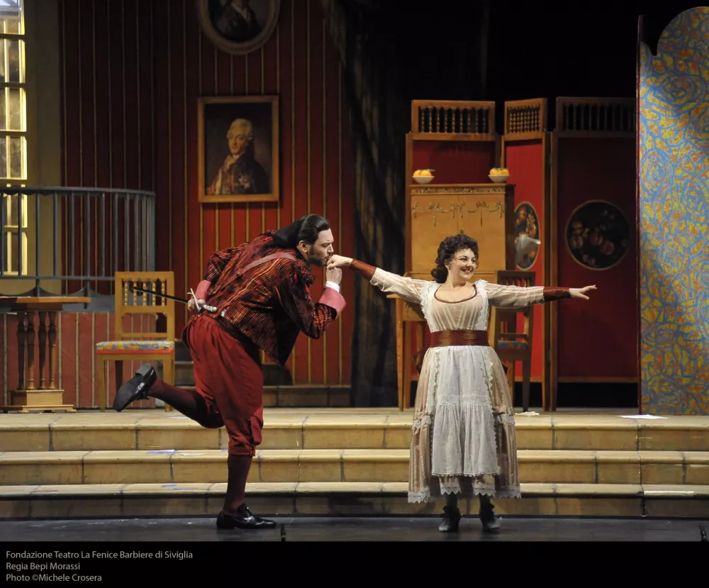 Bene&scaron;ko Teatro La Fenice, eno najslavnej&scaron;ih opernih gledali&scaron;č na svetu, bo julija v Ljubljani gostovalo s komično operno uspe&scaron;nico Seviljski brivec. F Michele Crosera 