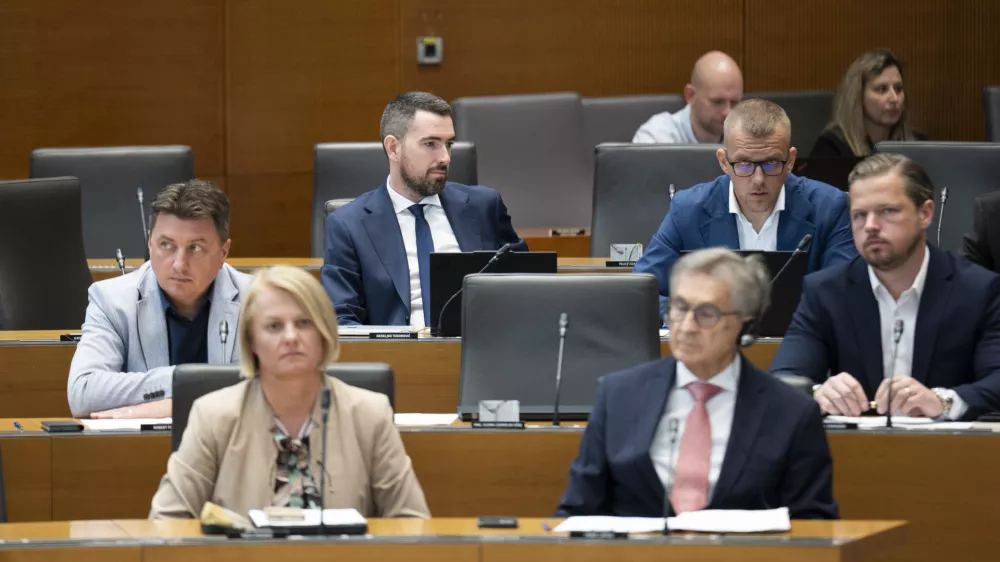 stranka ResnicaBoris Mijić15.06.2026 Državni zbor - parlament - Izredna seja DZ, na kateri bodo odločali o spremembah zakona o lokalnih volitvah ter obravnavali mandatno-volilne zadeve, v okviru katerih bi DZ potrdil mandata nadomestnima poslankamafoto: Nik Erik Neubauer