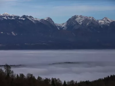 12.12.2025 - reportaža megla - megla v Ljubljani - ljubljanska megla - Ra&scaron;ica razgledni stolpFoto: Luka Cjuha