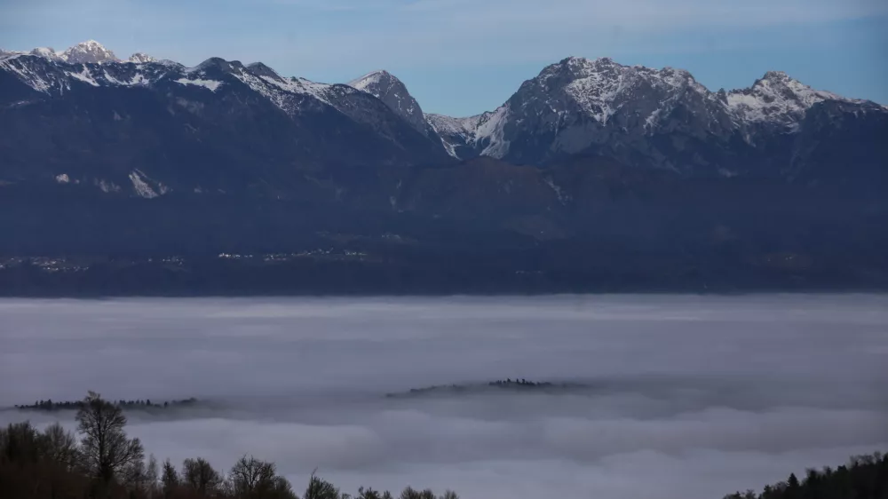 12.12.2025 - reportaža megla - megla v Ljubljani - ljubljanska megla - Ra&scaron;ica razgledni stolpFoto: Luka Cjuha