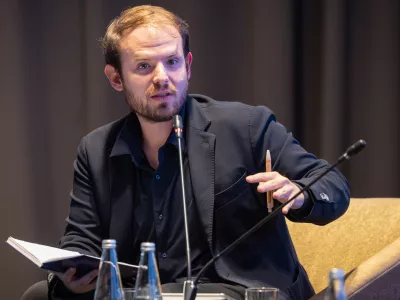 Ljubljana, hotel Grand Plaza.Mednarodni kongres dela z naslovom Razdeljeni svet, zdruzeno delavstvo.Moderator panela Faris Kocan.