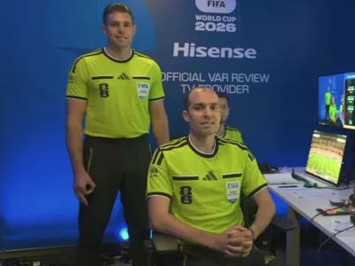 Avstralski sodnik Shaun Evans (v ozadju) trdi, da je bila gesta s prsti na njegovi desni roki narejena nezavedno. Foto: Youtube
