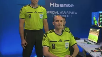 Avstralski sodnik Shaun Evans (v ozadju) trdi, da je bila gesta s prsti na njegovi desni roki narejena nezavedno. Foto: Youtube