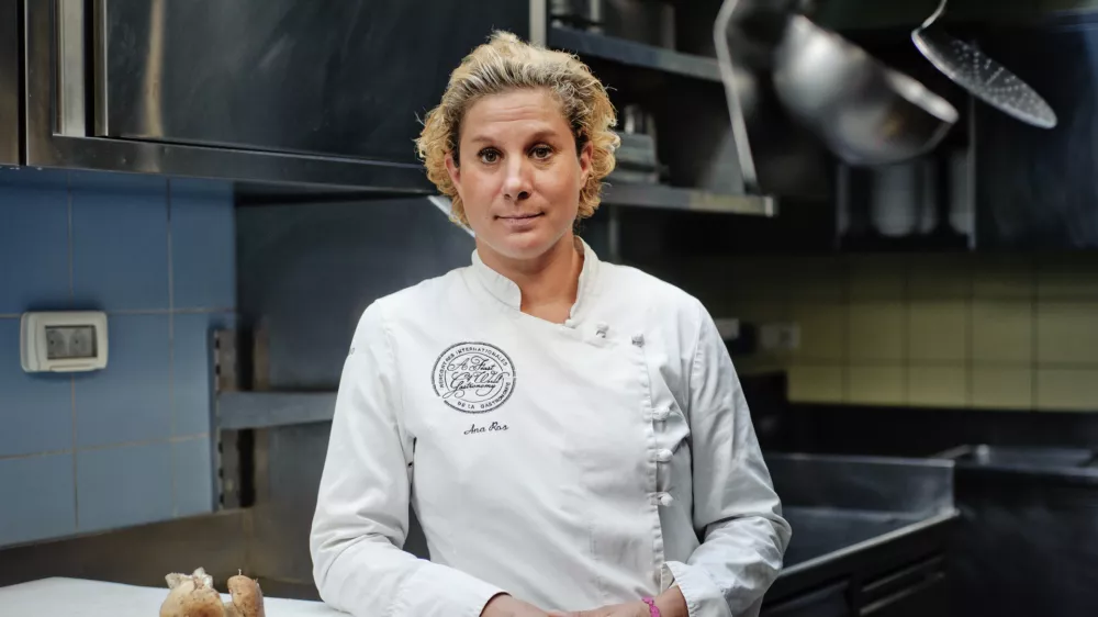 Ana Ro&scaron;, najbolj&scaron;a slovenska profesionalna kuharica - &scaron;efinja kuhinje v restavraciji Hi&scaron;a Franko v Kobaridu, prva ženska povabljena v vrhunsko ekipo kuharjev z vsega sveta.//FOTO: Tomaž Zajel&scaron;nik
