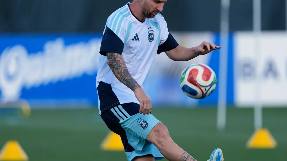 Argentina's Lionel Messi practices for the World Cup soccer tournament Monday, June 15, 2026, in Kansas City, Kan. (AP Photo/Charlie Riedel)