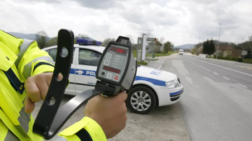 - Policija - policijska akcija Hitrost - počasneje je varneje, v okviru katere bo poostrila nadzor na cestah. - radar - meritev hitrosti, kontrola - Log pri Brezovici - glavni cilj akcije je po navedbah policije zmanj&scaron;anje &scaron;tevila prometnih nesreč zaradi hitrosti.//FOTO: Luka CjuhaOPOMBA: ZA OBJAVO V ČASOPISU DNEVNIK