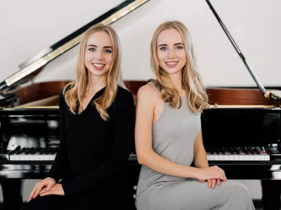 Klavirski duo atraktivnih dvojčic iz Italije Beatrice in Eleonore Dallagnese F arhiv avtorja