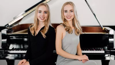 Klavirski duo atraktivnih dvojčic iz Italije Beatrice in Eleonore Dallagnese F arhiv avtorja