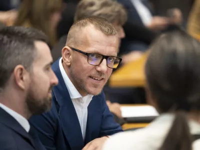 stranka ResnicaBoris Mijić15.06.2026 Državni zbor - parlament - Izredna seja DZ, na kateri bodo odločali o spremembah zakona o lokalnih volitvah ter obravnavali mandatno-volilne zadeve, v okviru katerih bi DZ potrdil mandata nadomestnima poslankamafoto: Nik Erik Neubauer
