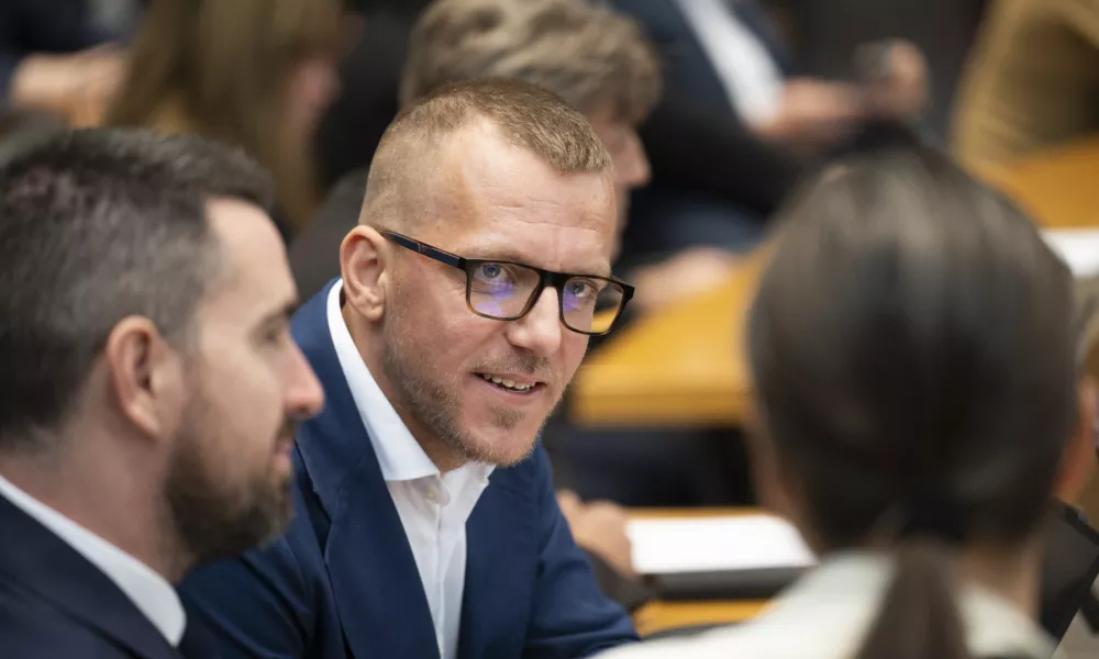 stranka ResnicaBoris Mijić15.06.2026 Državni zbor - parlament - Izredna seja DZ, na kateri bodo odločali o spremembah zakona o lokalnih volitvah ter obravnavali mandatno-volilne zadeve, v okviru katerih bi DZ potrdil mandata nadomestnima poslankamafoto: Nik Erik Neubauer