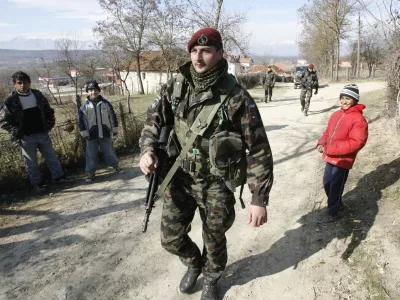 - KOSOVO 2008 - Peč/Klina - slovenska misija TF Sokol (KFOR), Slovenska vojska, vojaki SV, - 17. februar razglasitev neodvisnosti - osamosvojitev - odcepitev od Srbije - Kosovska skup&scaron;čina razglasila neodvisnost Kosova -//FOTO: Tomaž SkaleOPOMBA: ZA OBJAVO V ČASOPISU DNEVNIK