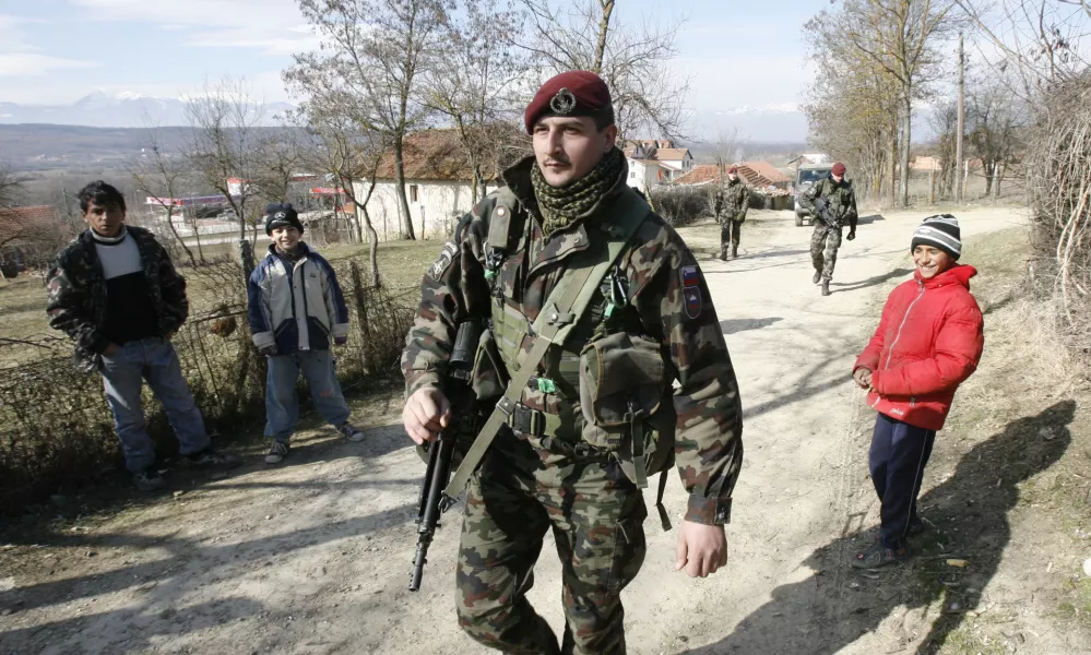 - KOSOVO 2008 - Peč/Klina - slovenska misija TF Sokol (KFOR), Slovenska vojska, vojaki SV, - 17. februar razglasitev neodvisnosti - osamosvojitev - odcepitev od Srbije - Kosovska skup&scaron;čina razglasila neodvisnost Kosova -//FOTO: Tomaž SkaleOPOMBA: ZA OBJAVO V ČASOPISU DNEVNIK