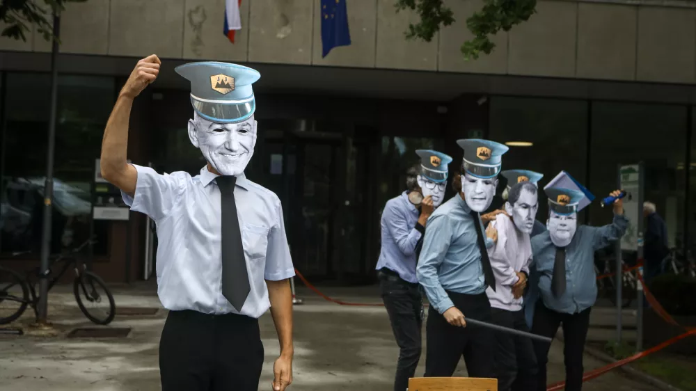 Janez Jan&scaron;a - maska15.6.2026 - Protestna akcija - Prva javna preiskava politične policije. Podpis proti politični policijiFoto: Luka Cjuha / Foto: Luka Cjuha