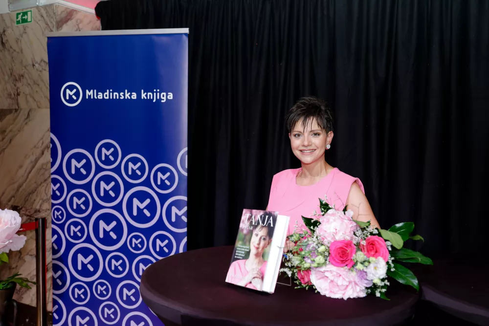 Tanja Žagar ob izidu svoje knjige, ki ni klasična biografija, ampak mozaik drobcev spominov, iskrenih misli in življenjskih lekcij, ki so se sestavljali med odrom in zakulisjem. / Foto: Sa&scaron;o Despot, Mediaspeed