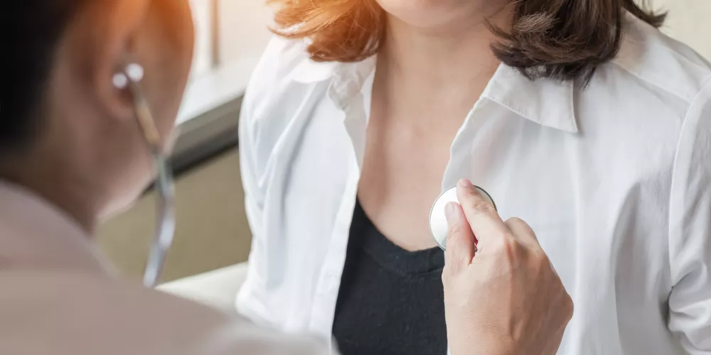 Doctor examining patient health on coronary artery disease, blood vessel or congenital heart defect, heart rhythm problem, arrhythmias, cardiovascular illness in medical clinic by checking heartbeat / Foto: Chinnapong