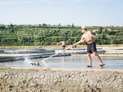Nekateri morajo svoje delo opraviti ne glede na vreme ali temperature. Slika je sicer simbolična in prikazuje delo v solinah na na&scaron;em morju. / Foto: Istock