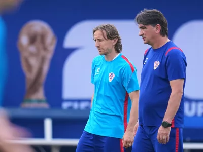 Croatia's Luka Modric, left, talks with head coach Zlatko Dalic during a training session ahead of their team's World Cup Group L soccer match against England, Tuesday, June 16, 2026, in Dallas. (AP Photo/Julio Cortez) / Foto: Julio Cortez