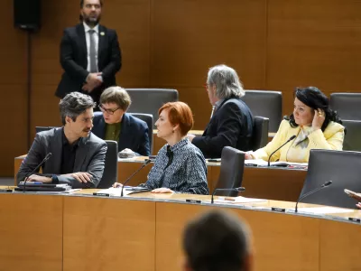 Levica, Luka Mesec in Asta vrečko22.5.2026 - državni zbor - izredna seja DZ, na kateri bodo obravnavali predlog za izvolitev prvaka SDS Janeza Jan&scaron;e za predsednika vlade;Foto: Luka Cjuha