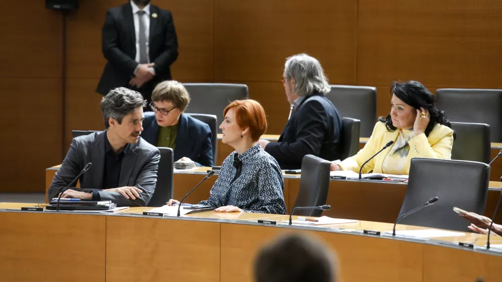 Levica, Luka Mesec in Asta vrečko22.5.2026 - državni zbor - izredna seja DZ, na kateri bodo obravnavali predlog za izvolitev prvaka SDS Janeza Jan&scaron;e za predsednika vlade;Foto: Luka Cjuha