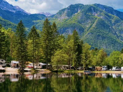 Konec poceni in spontanega kampiranja? V slovenskih Alpah cene letijo v nebo