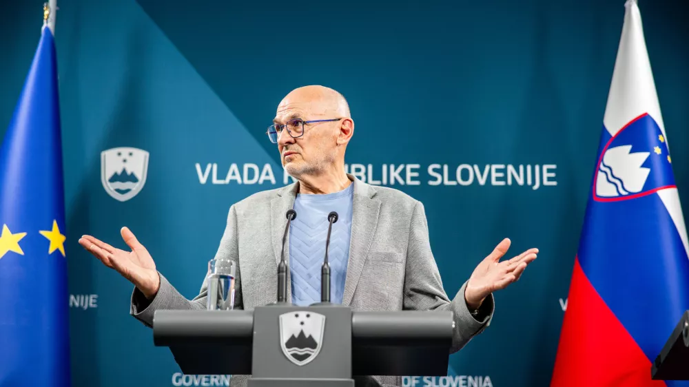 Ljubljana, vlada.Novinarska konferenca pred osrednjo drzavno slovesnostjo ob 35. obletnici samostojnosti in neodvisnosti Republike Slovenije.Predsednik Koordinacijskega odbora za drzavne proslave in prireditve Jelko Kacin.