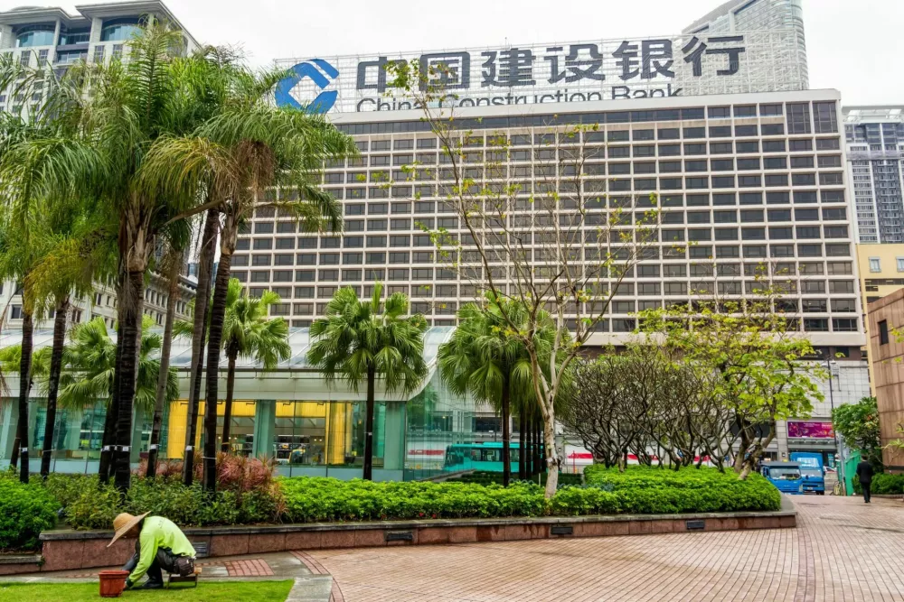 Hong Kong, China, March 2013 Chinese gardener at work, maintaining lawn in front of China Construction Bank / Foto: Dawid Kalisinski Photography