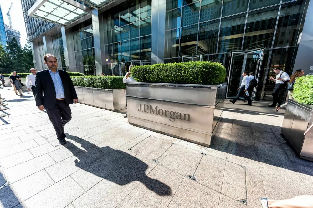 London, UK - June 26, 2018: Entrance exterior to JP Morgan office financial bank building in Canary Wharf Docklands, architecture during morning rush hour, business man walking / Foto: Krblokhin