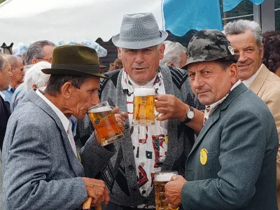 Pitje piva, / Foto: Tomaž Skale