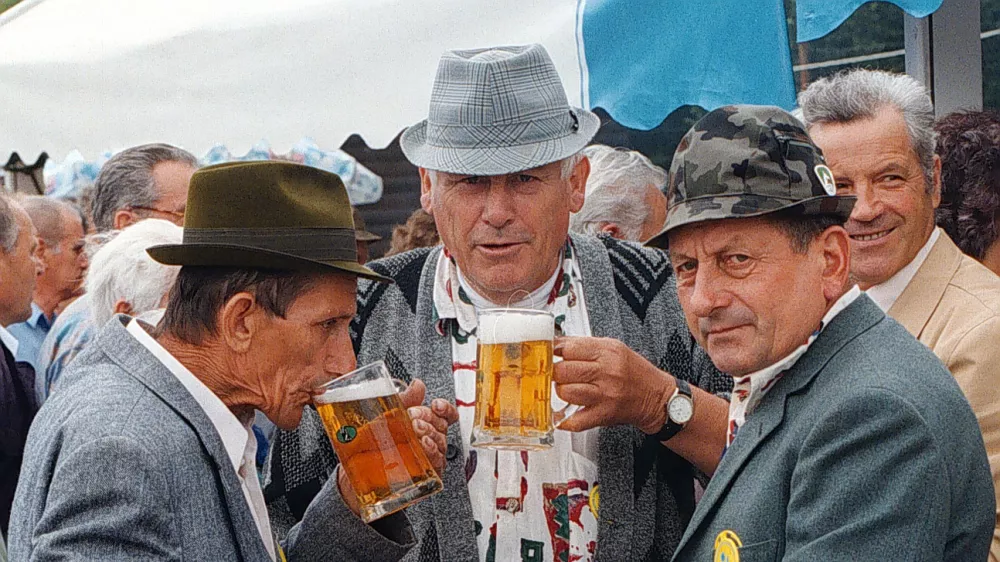 Pitje piva, / Foto: Tomaž Skale