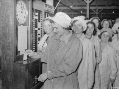 Prizor iz britanske tovarne streliva leta 1940. V tovarnah je bil vsak prihod in odhod jasno zaznamovan. / Foto: Wikipedia