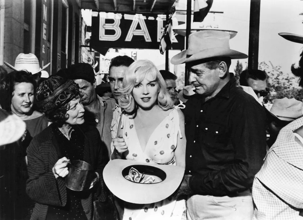 Estelle Winwood, Eli Wallach, Montgomery Clift, Marilyn Monroe in Clark Gable v filmu Neprilagojeni. Tako Monroe kot Gable sta umrla v dveh letih po izidu, za oba je bil to zadnji dokončani film. / Foto: Wikipedija