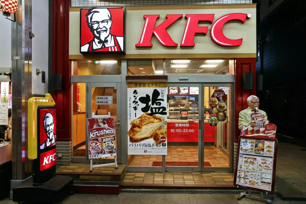 KFC fast food restaurant in Kyoto, Japan. As of 2011 there were over 17,000 KFC stores in 105 countries. / Foto: Tupungato
