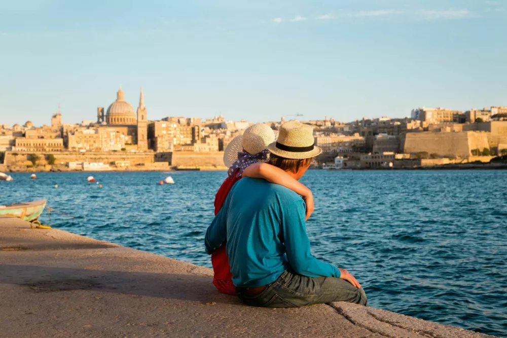 happy young couple travel in Malta, Europe / Foto: Nadezhda1906
