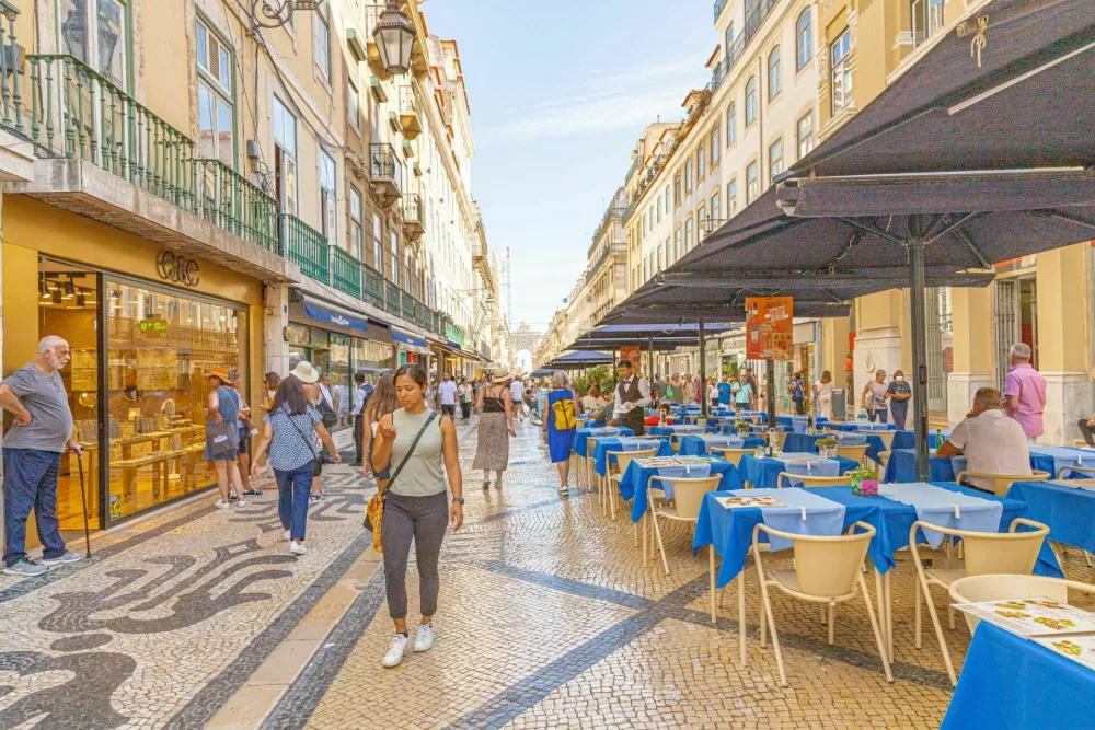 May, 2022. Rua Augusta, Lisbon, Portugal. A street in the centre of the city with sudden tourists and a restaurant terrace. / Foto: Sami Auvinen