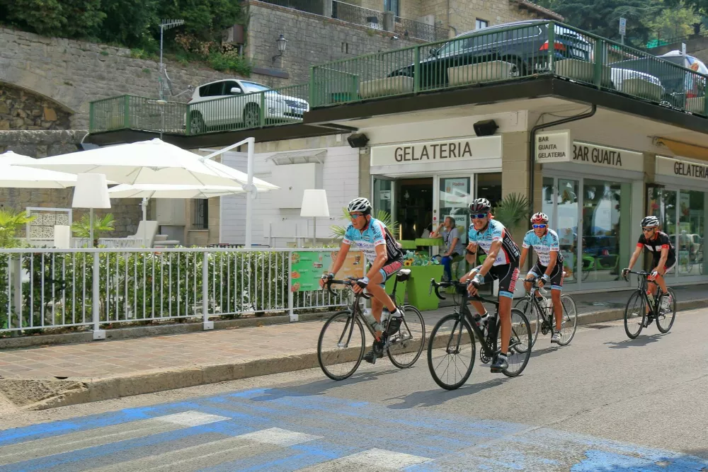 Group of the unrecognized cyclists riding on the street in San Marino near Guaita bar / Foto: Alexstepanov