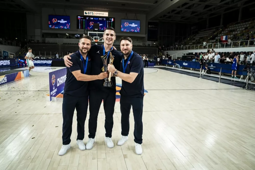 Trenerski &scaron;tab, ki je mlade Slovence popeljal do kolajne. V sredini je selektor Domen Zevnik, levo in desno pa pomočnika Jan Močnik in Jurij Ucman. / Foto: Fiba