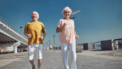 Full-length portrait of a high-spirited senior lady and her husband power walking along the quay / Foto: Yacobchuk