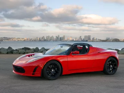 Tesla je zagotovo znamka, ki je najbolj zaslužna za popularizacijo električnih avtomobilov v tem tisočletju. Na fotografiji je model roadster, prvi znamkin avto masovne proizvodnje, pri električni avto, ki je uporabljal litij-ionske baterije in prvi električni avtomobil, ki je imel doseg več kot 200 milj (320 kilometrov). / Foto: Tesla